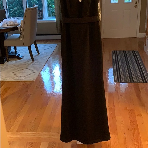 Black gown - Picture 2 of 4